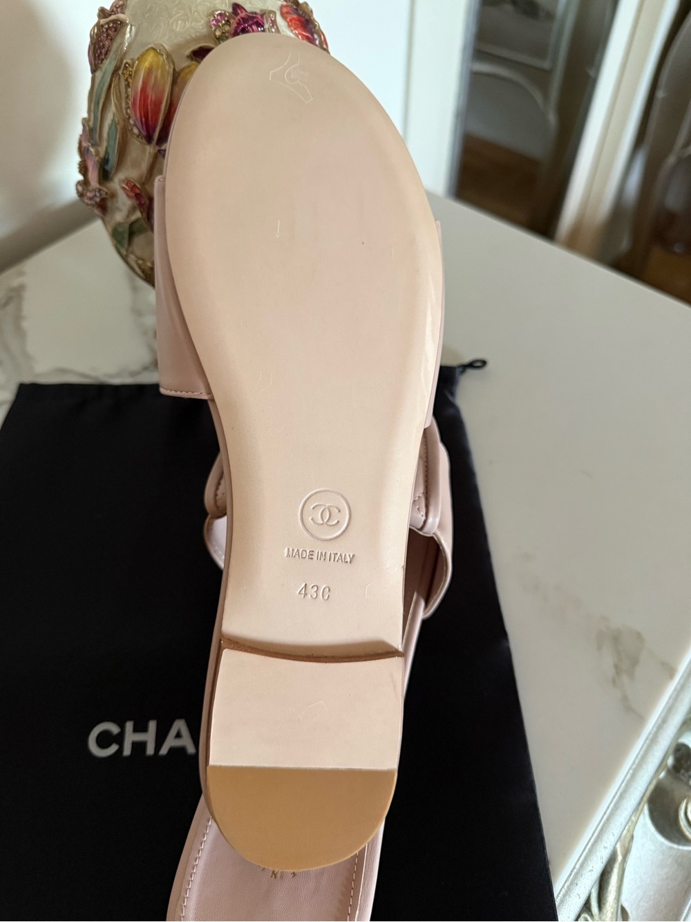 CHANEL Pink Quilted Leather Slide Sandals with Gold CC. NWOB. - Picture 5 of 5